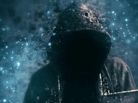 Hackers mit einem Tablet in der Hand, photo of a hacker with a tablet in his hands_16_9