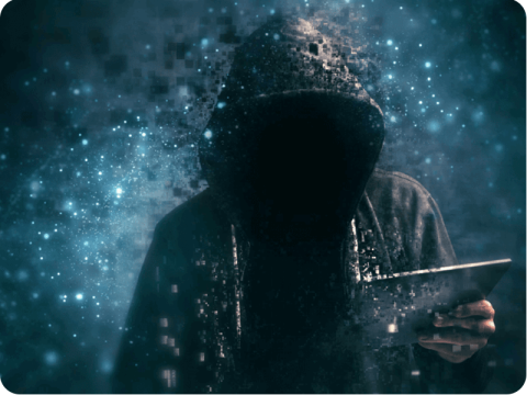 Bild eines Hackers mit einem Tablet in der Hand